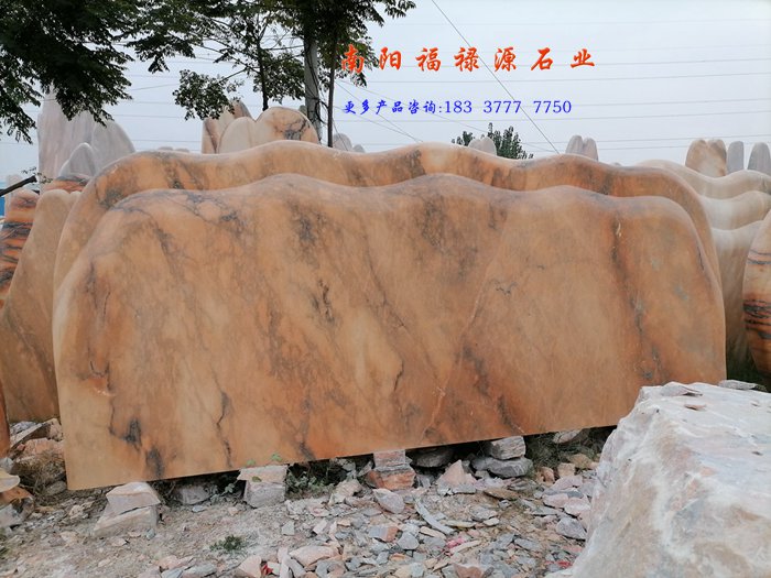 小区门口普遍摆放晚霞红景观石的原因是什么？